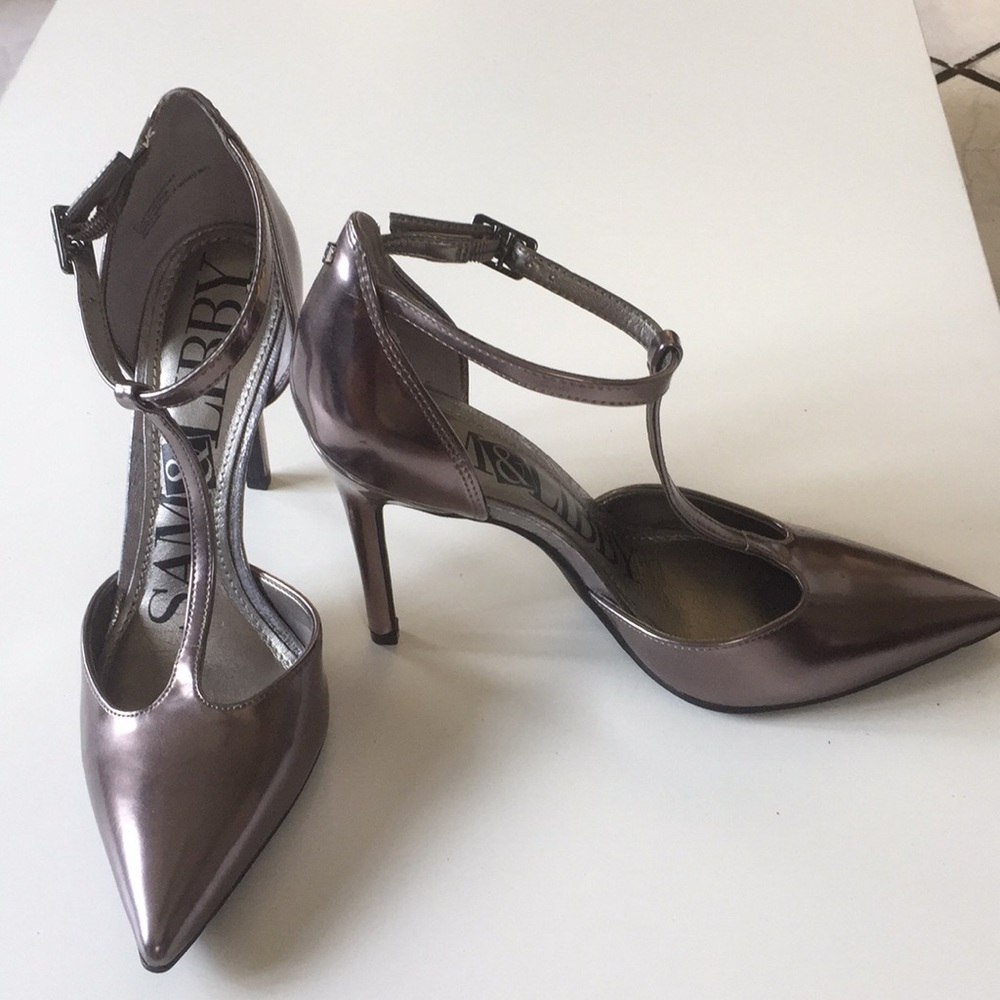 SAM LIBBY. Metallic silver gray heel